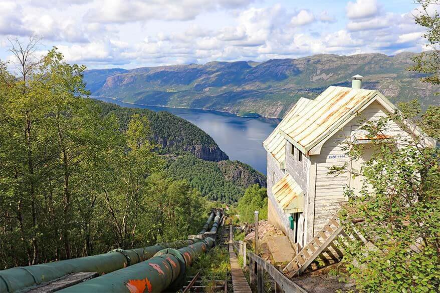 Ein Fjord kann von der Spitze der 4444 Treppe gesehen werden