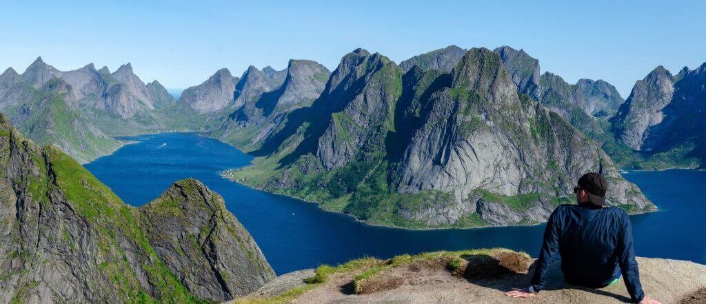 Top 5 Der besten Wandertouren in Norwegen Ein Mann auf der Spitze von Reinebringen