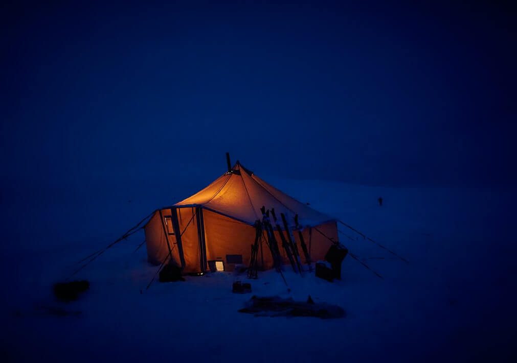 Ein traditioneller Sami Lavvo in Tromso unter dem Mitternachtshimmel.